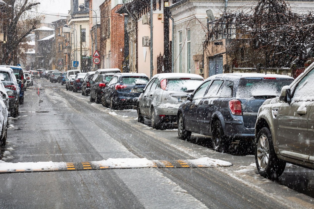 Vremea se schimbă radical de la o zi la alta în București. Temperaturile scad spre un grad Celsius, lapoviță și ninsoare în weekend