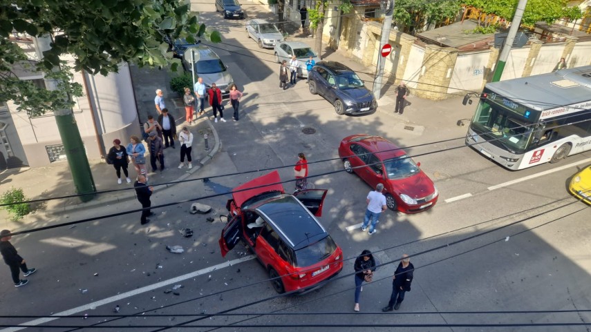 Constanta: Carambol pe strada Mihai Viteazu! Trei masini s-au ciocnit - o persoana a fost ranita (GALERIE FOTO)