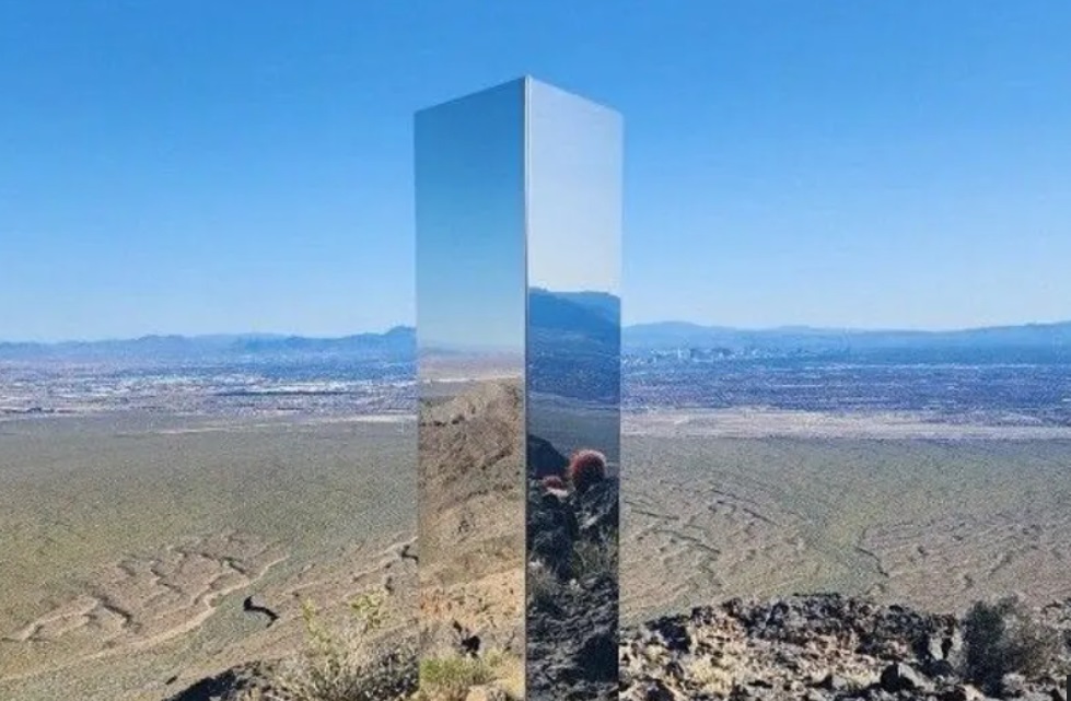 Misteriosul monolit apărut din senin în deșertul Nevada. „Vedem multe lucruri ciudate, dar uitați-vă la asta!”