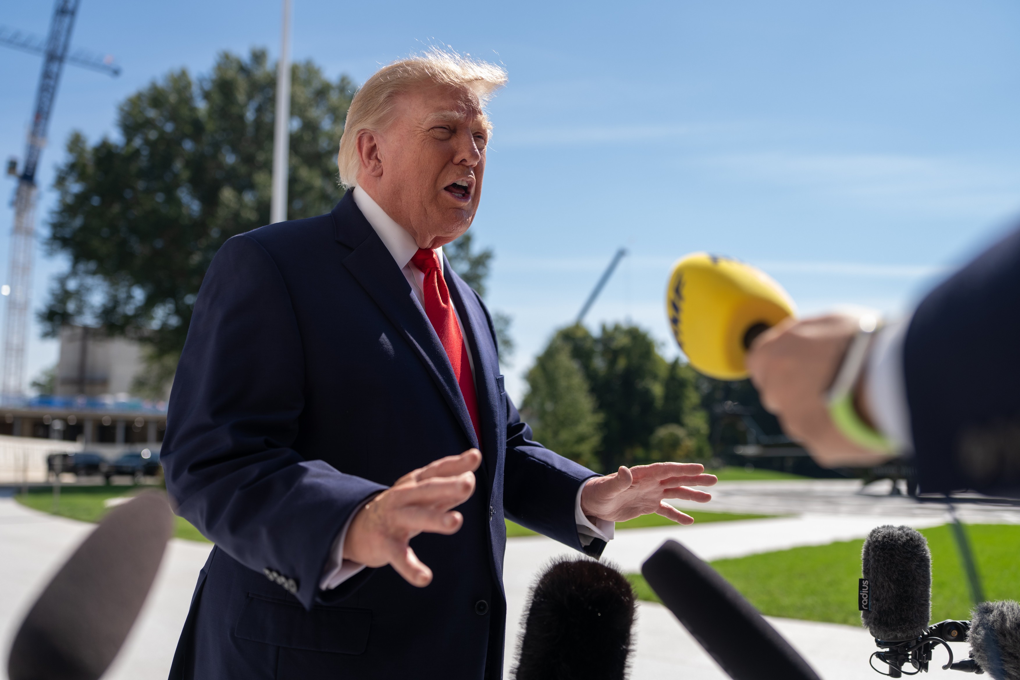 Donald Trump amenință Iranul cu „lovituri foarte puternice” după atacul FlyDubai, dacă se va dovedi o implicare a Teheranului