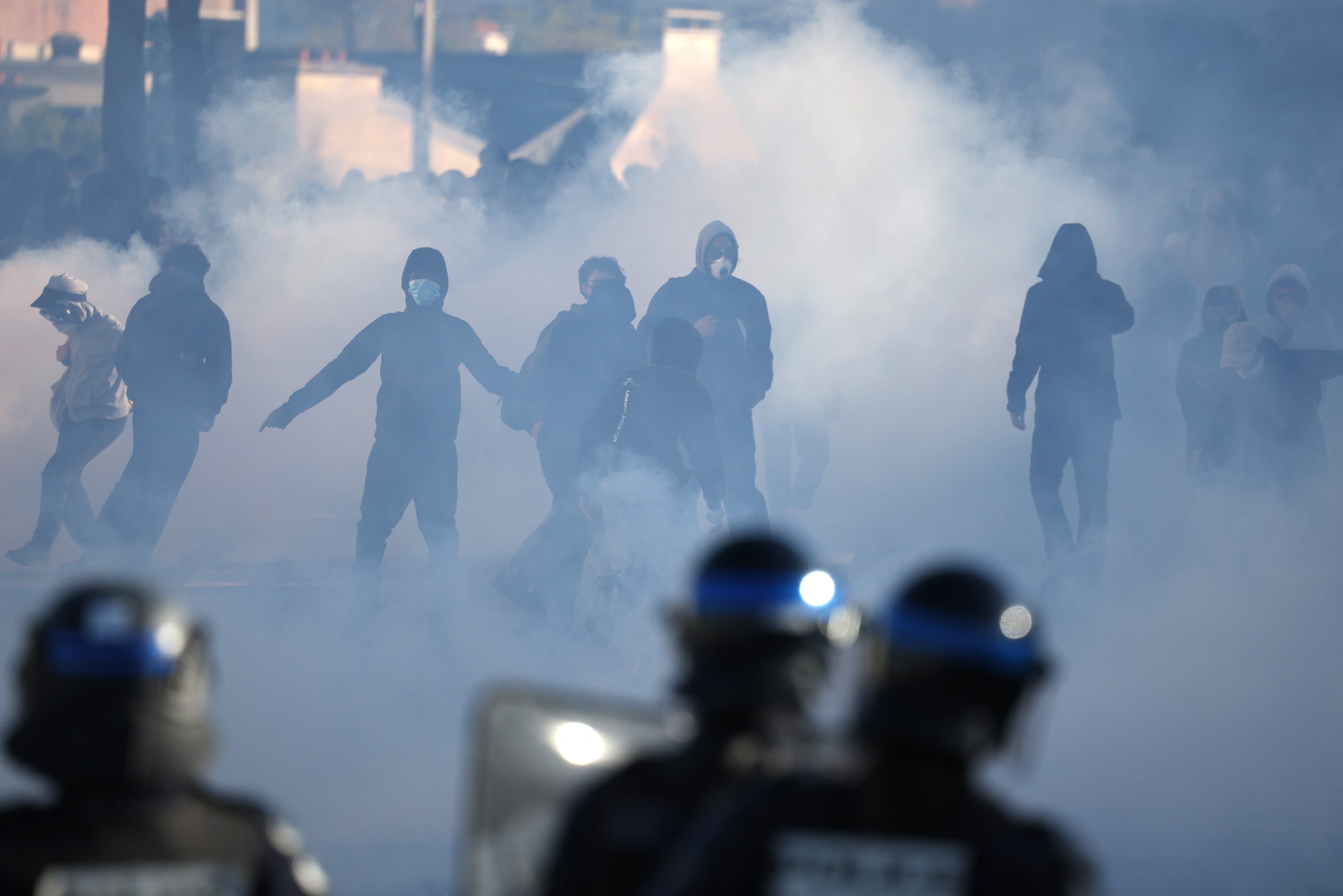 Protestele elevilor se extind în Franța: mii de arestări, Ministerul Justiției spune că părinții ar trebui să plătească despăgubiri