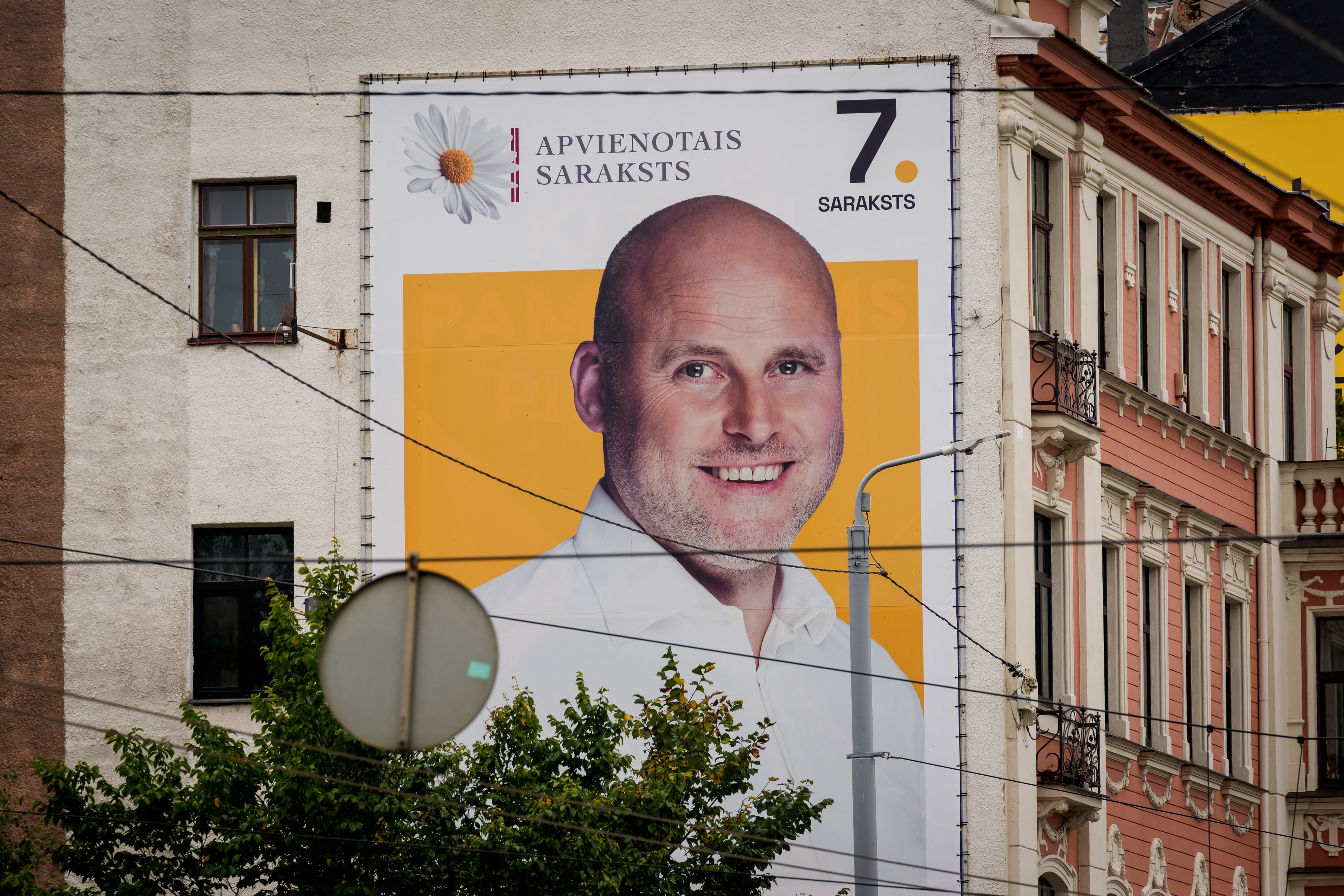 Alegeri în Letonia: pro-ucraineanul Andris Kulbergs, fost pilot de curse, are șanse să rămână premier după votul de sâmbătă