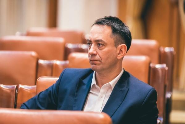 O pasăre și-a făcut nevoile pe liderul deputaților UDMR, Csoma Botond, înaintea negocierilor pentru noul Guvern