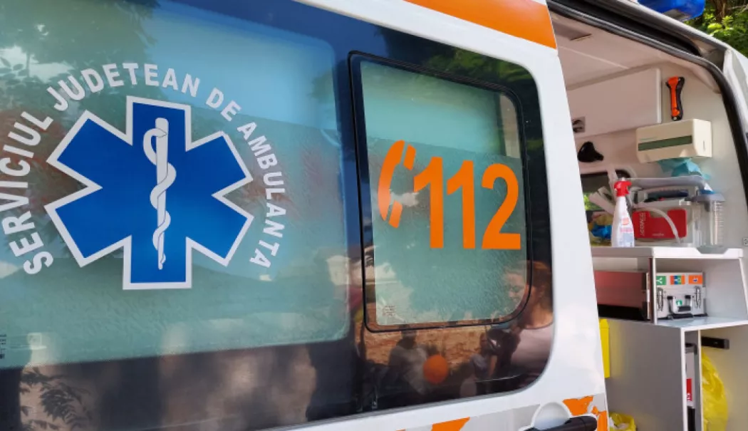 Atac violent într-o unitate de învățământ. O profesoară și un elev au ajuns la spital